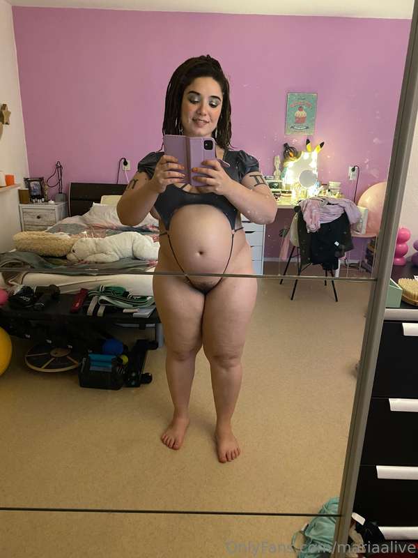 Just a light stretch… before I fill up my belly even more 😌 1