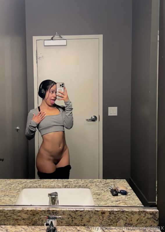 I took some pics in the gym bathroom, what do you think, hav.. 2