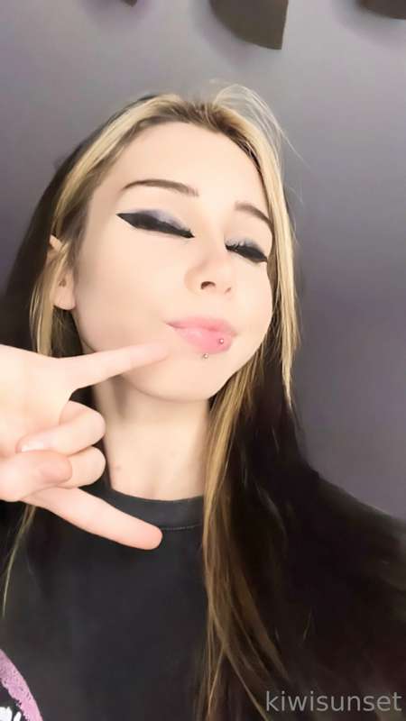 heyoooo~ 💘💘💘
sinus infection flared up again and I had to ge.. 2
