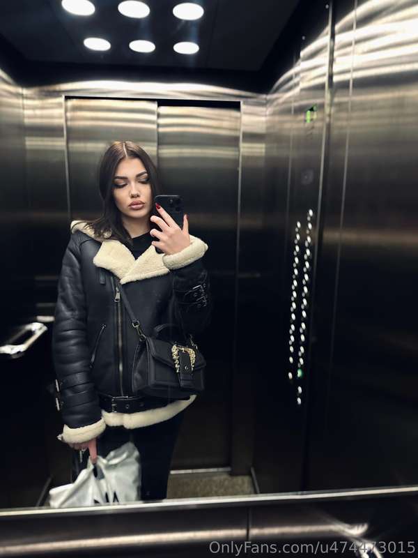 How can you not take a selfie in the elevator?😝😝😝