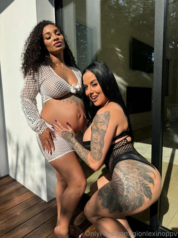 @eroticmedusa is the most GORGEOUS pregnant woman I’ve seen ..