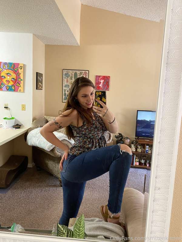 I’m going on a lunch date! 😇 how do I look? 1