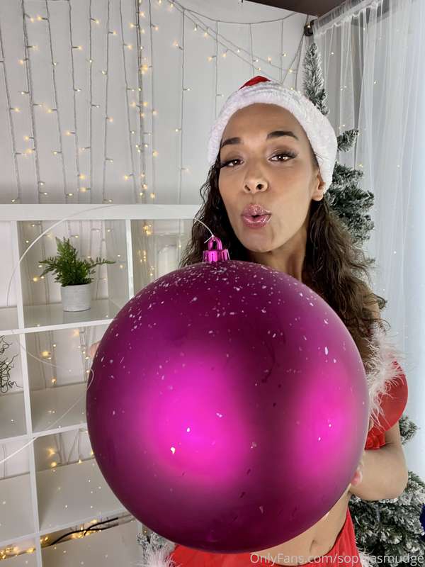Christmas Kisses 💋  **Don't forget to open the first day on .. 2