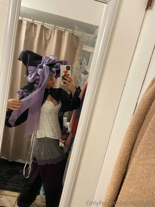 Ngl I’ve never dressed up so much for Halloween before and t.. 9