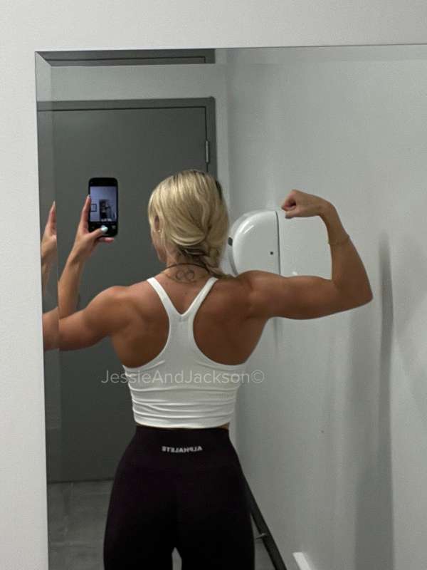 **Some rare SFW pictures from the gym this morning** 😜
Excep.. 3
