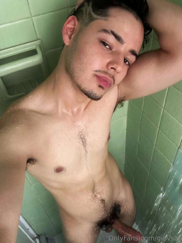 Te gustaría bañarte conmigo? 💦🍆Wanna take a shower with me? ..