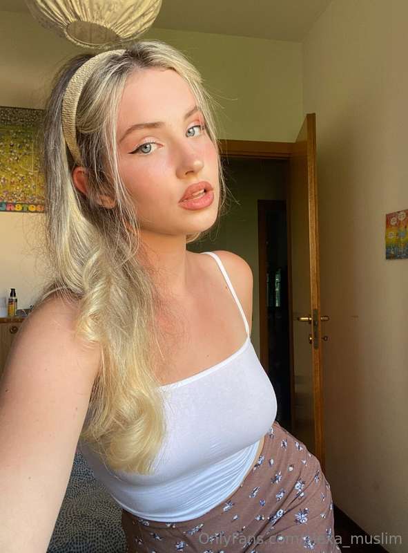 Hot blonde @carol_elena just turned 18 😏🥵🍌SHE IS CRAVING DEE..