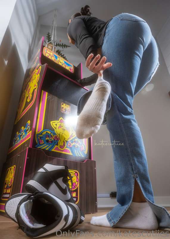 Taking off these sweaty socks for you😘 my feet got so hot th..