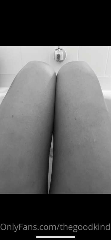 IF YOU LOVE A BEAUTIFUL SHAVED PUSSY, SEND ME A MESSAGE SAYI..