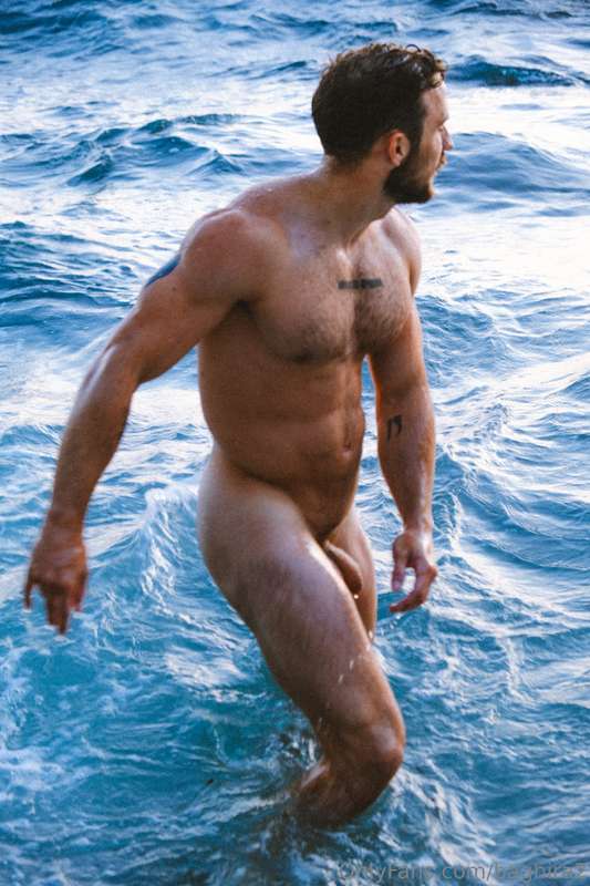 Did a super cool shooting while on vacation🌊. Might be more .. 2