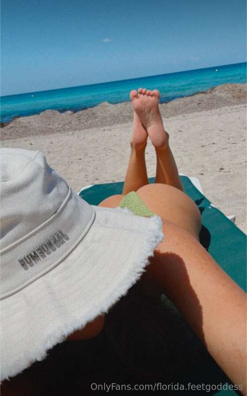 Beach day!!! Relax!!! Any volunteers for the sunblock? 😉🍑