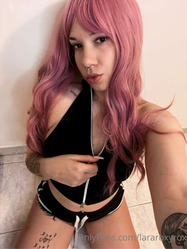 Lararoxyrox - Onlyfans - 19 May, 2022 1
