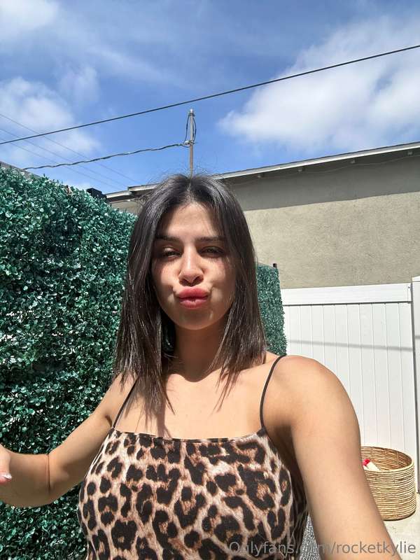 kylie kisses!