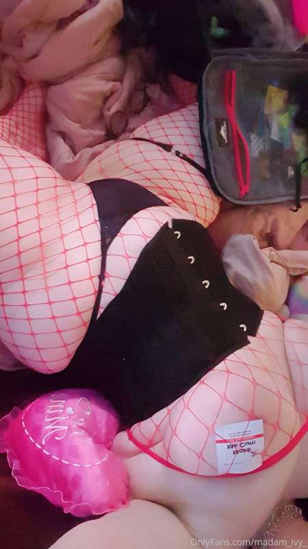 Thicc thighs with fishnet, thigh garders, corset and choker. 6