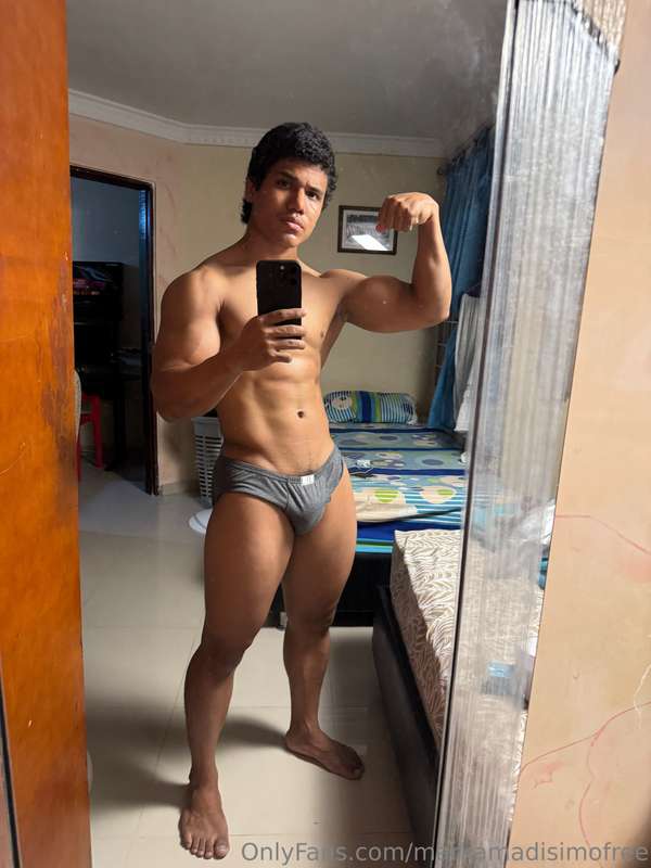 No sientas celos del espejo en mi only siempre me tendrás de..