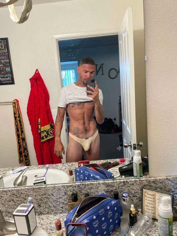 Swipe swipe swipe   100 likes and I’ll post the video of me .. 3
