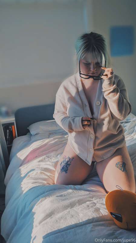 Goodmorning. Can someone come give me morning dick?🥺 3