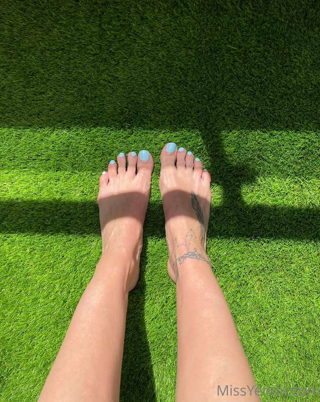 Worship of my feet 👣