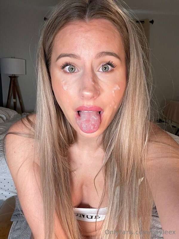 **Cover me in cum please** 🥛💦