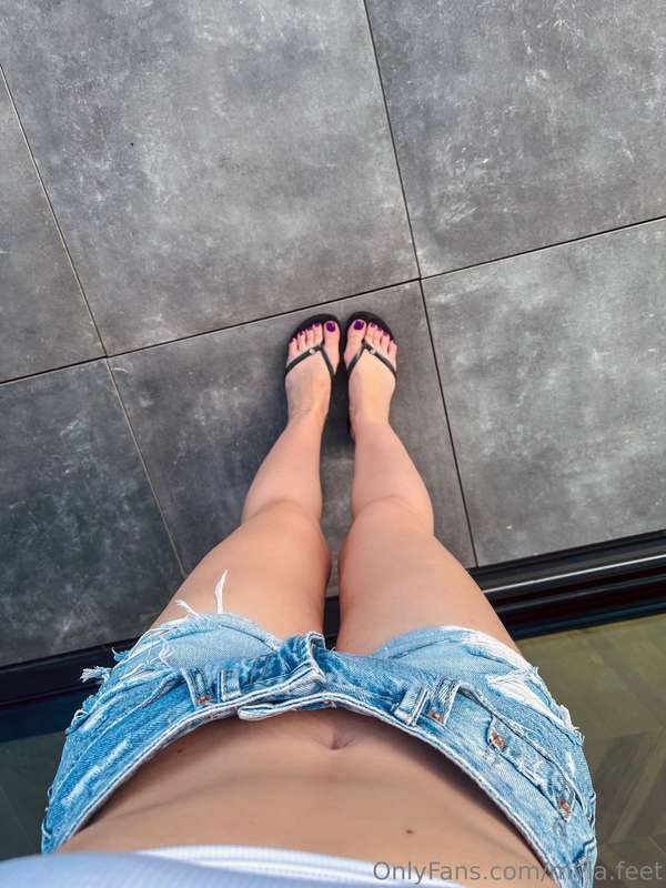 Me, cute shorts and fliplflops. Hotgirl next door vibes.. 6