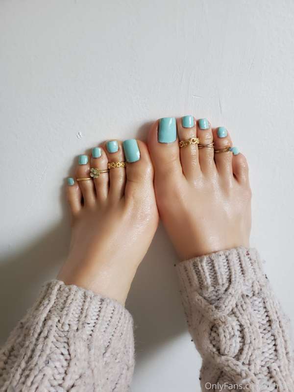 Toes 😋 4