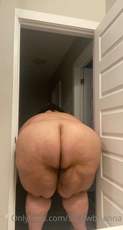 Fresh out of the shower and fat as fuck. Who wants to dry me.. 10