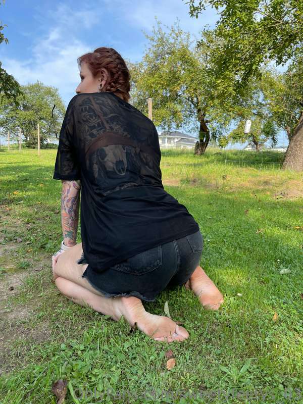 Being barefoot all day means super sweaty and dusty feet … y.. 15