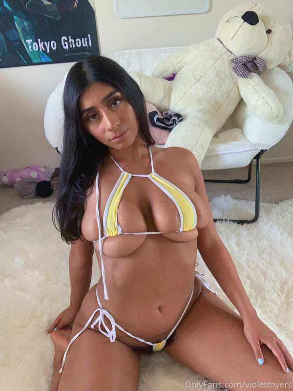 It's so hard to find a top my tits fit in 😤 Do you still lik..