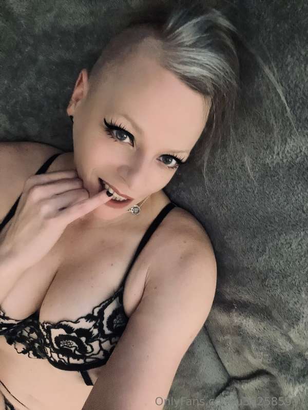 Happy Thursday 🥰🖤💋