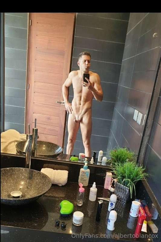 Yo y mi polla siempre activos jeje 💪🏻🍆🍆

Me and my cock alwa..