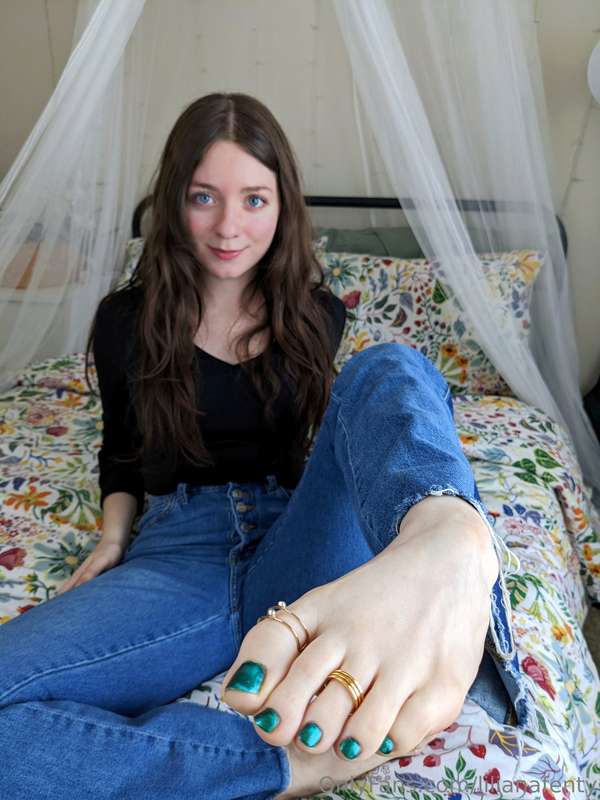 My soles look extra delicious today 🖤 and this emerald nail .. 7