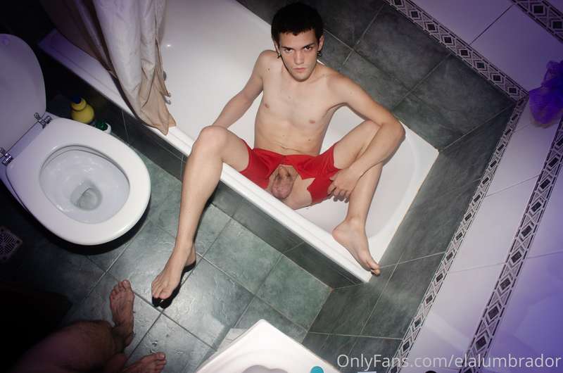 photoshoot in the bathtub with @xavierxxx2991