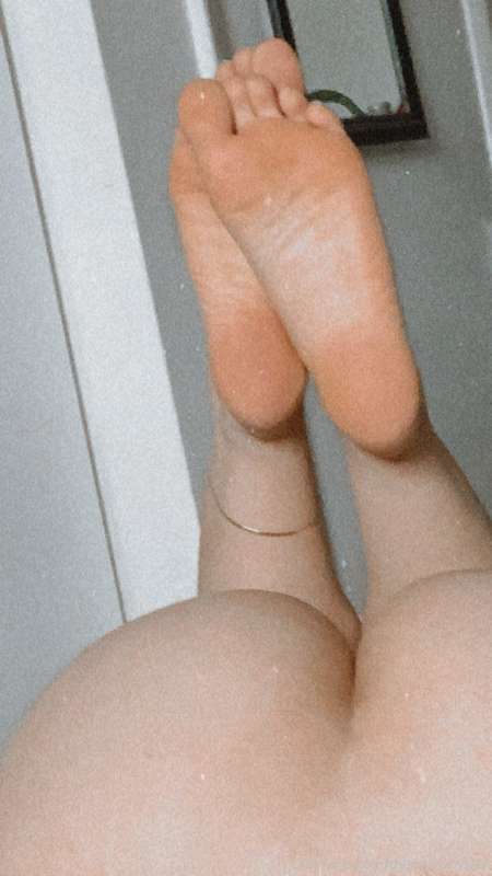 For my foot fetish friends: should I make a foot worship vid.. 2