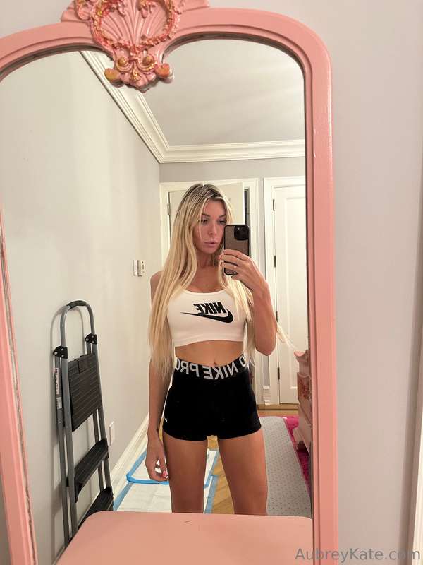 Does daddy wanna play with me?🥰