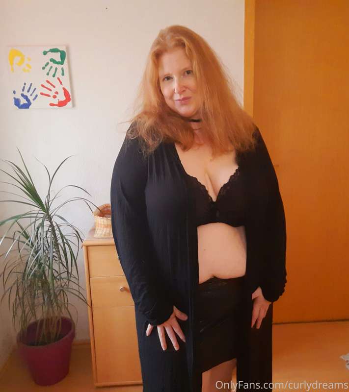 Ich habe ein paar meiner älteren Dessous anprobiert 🥰 Passen..