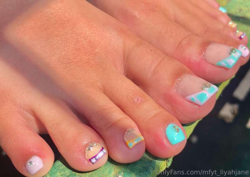 You wanna see me milk him with this new pedi? 😈 9