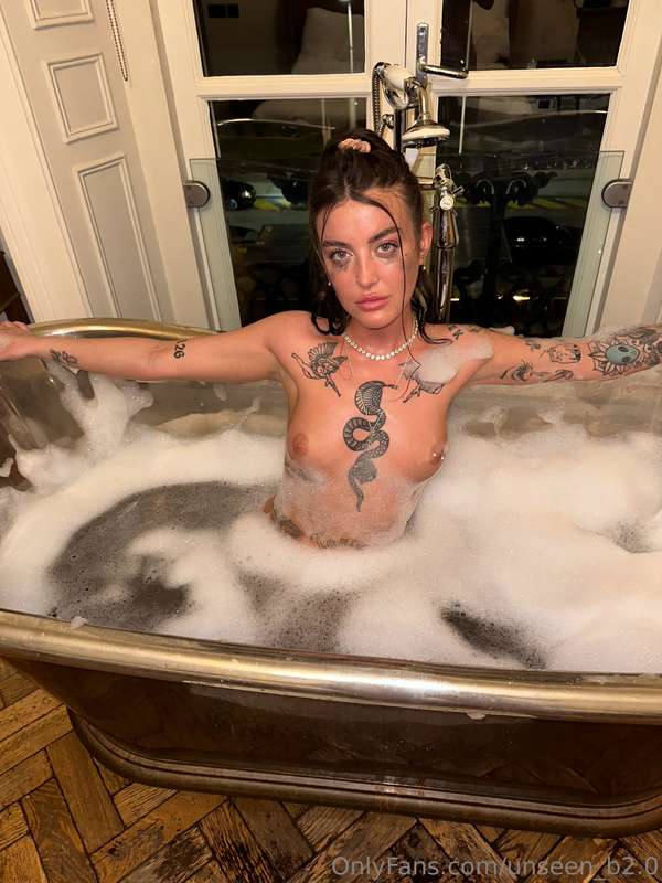 The water is so warm 😈💖 wanna feel?