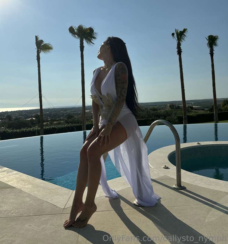 Sun, water, and a little bit of daydreaming… If you were her..