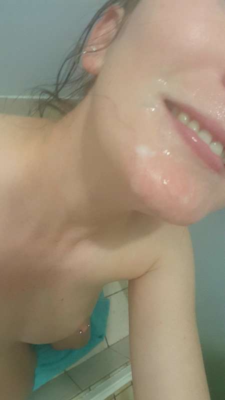 It's so shinny the cum all over my face!