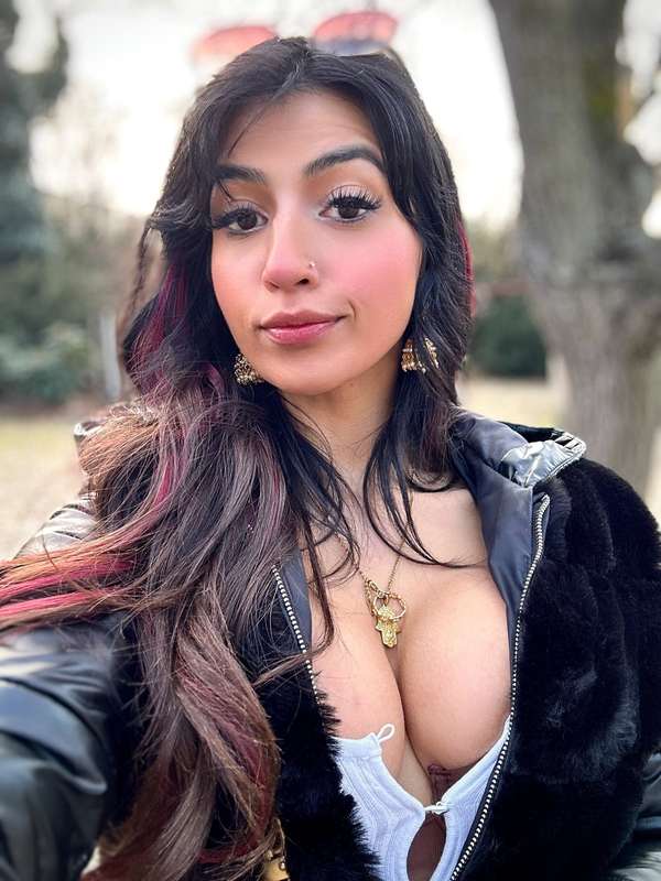 Habibi come to Prague 🇨🇿🇵🇰 Keep swiping to see my tiddies 🙈 .. 29