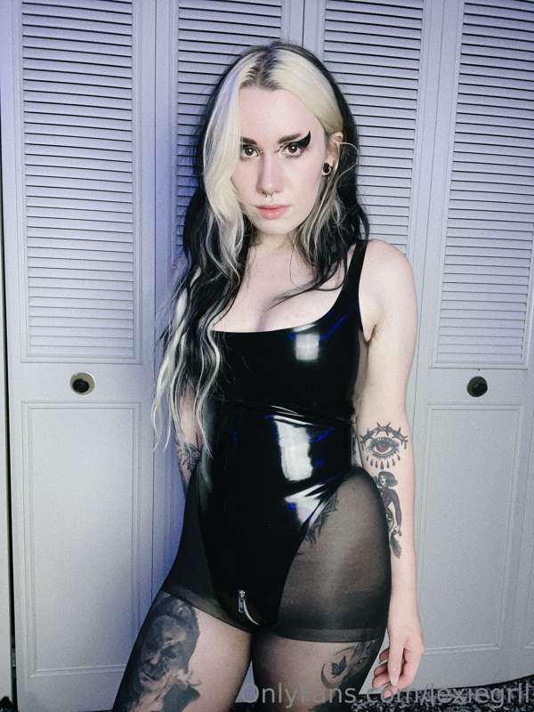 Do you like latex? I’d love to have you shine it for me 😈