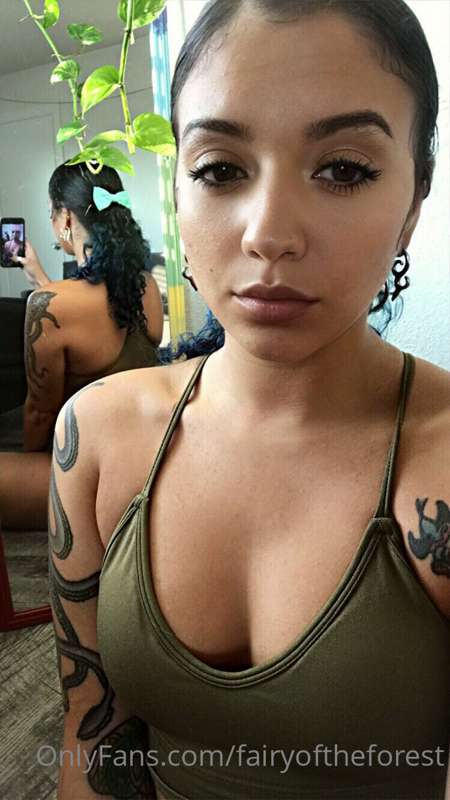 Pretty ass females love generous tips 💰 

Like this post to .. 2