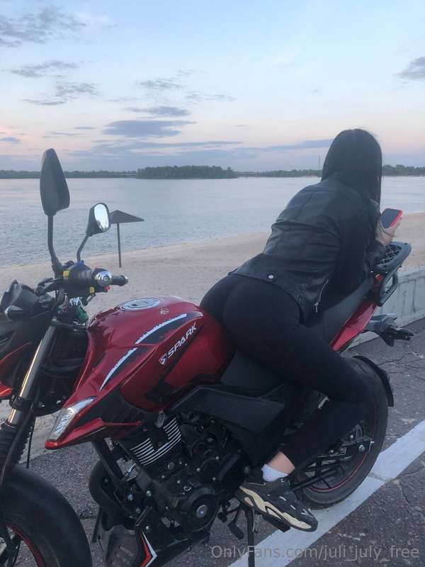 I rode a motorcycle yesterday. I really liked it😊 Now I unde.. 1