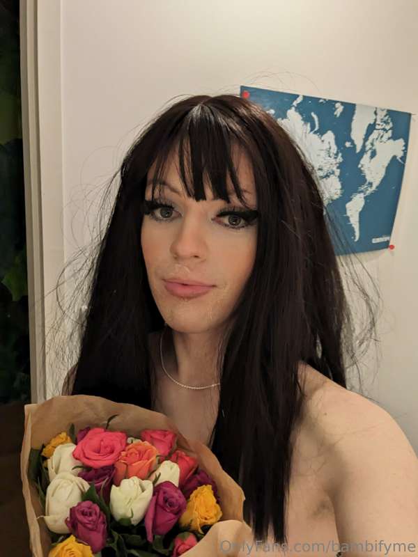 On tonight's Grindr adventures : 
he brought me flowers and .. 1
