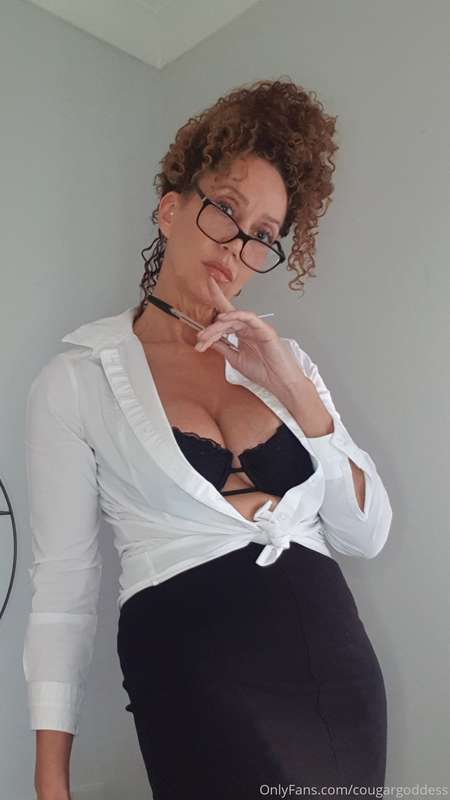 Mistress Mamacita....!!🤣 Shame there's no desk!😏 4