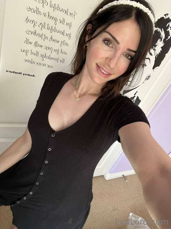 My friend @sarahhillsxxx wants to dominate you with her cock.. 2