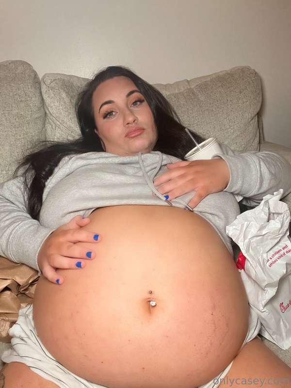 Just a big greedy girl surrounded by her bad decisions 🐷🐷🐷🐷 2