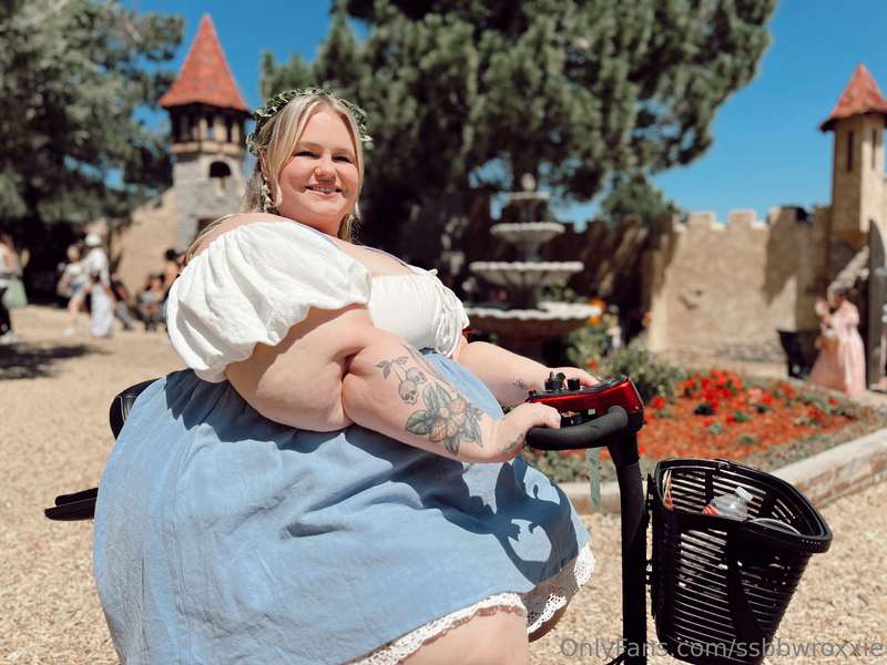 The fattest girl at the renfest 👸🏼 1