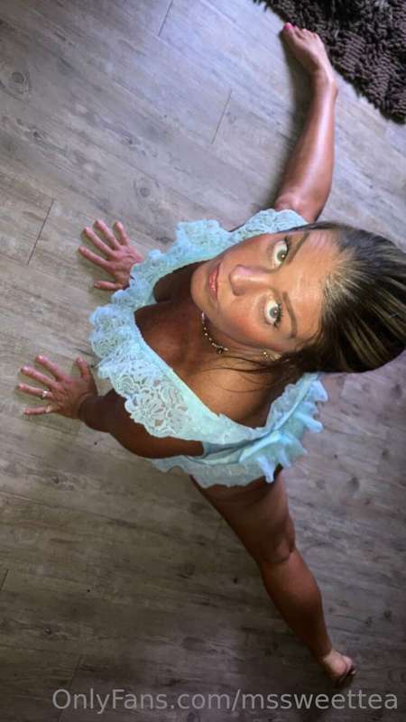Stretching in my Moms 80’s lingerie!!! This lingerie is olde.. 1