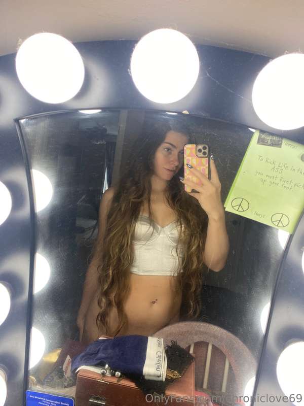 Do you guys ever take pantsless selfies?! U should try it so..